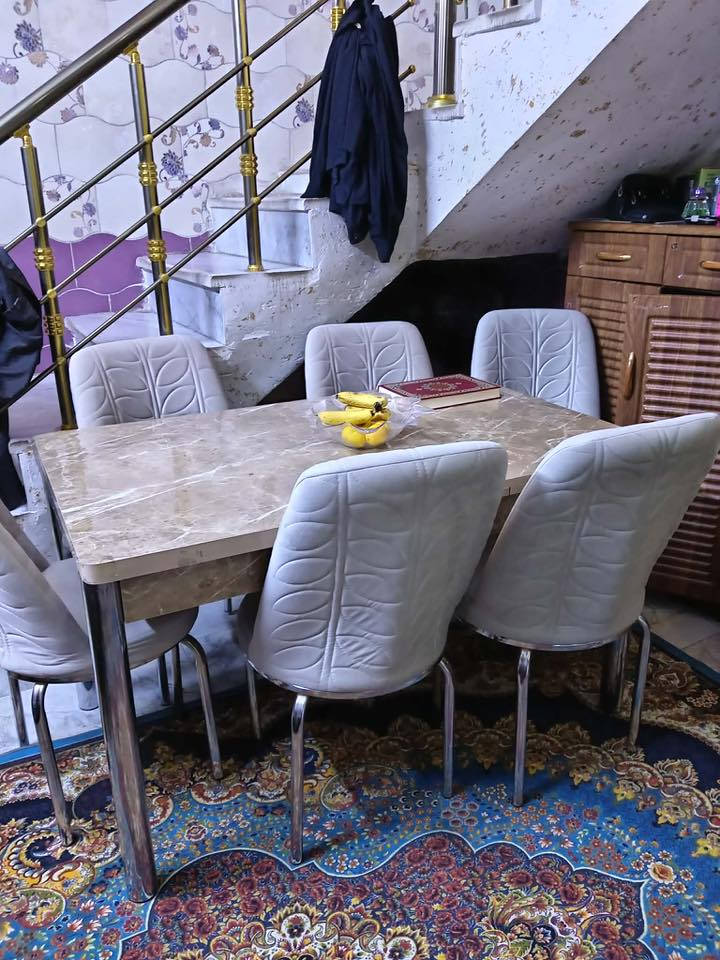 السلام عليكم
ميز طعام 6 كراسي يتكبر ويتصغر نظيف جداً 
سعر 120 الف 
***********
