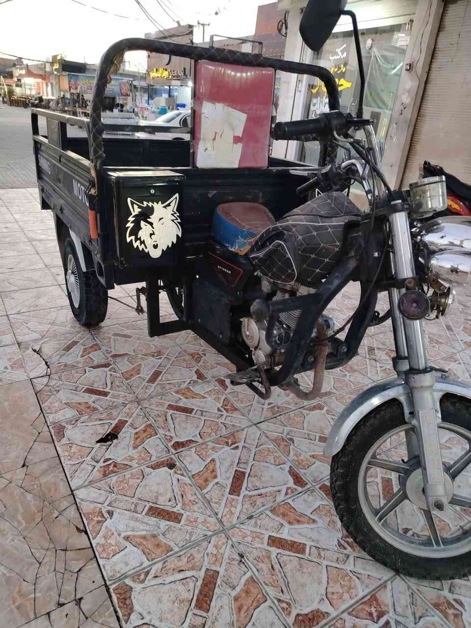 سلام عليكم ستوته للبيع نضيفه وحلوه مال شغل عنوان ديالئ المقداديه حي المعلمين السعر مليون و٤٠٠ وبيهه مجال ***********
