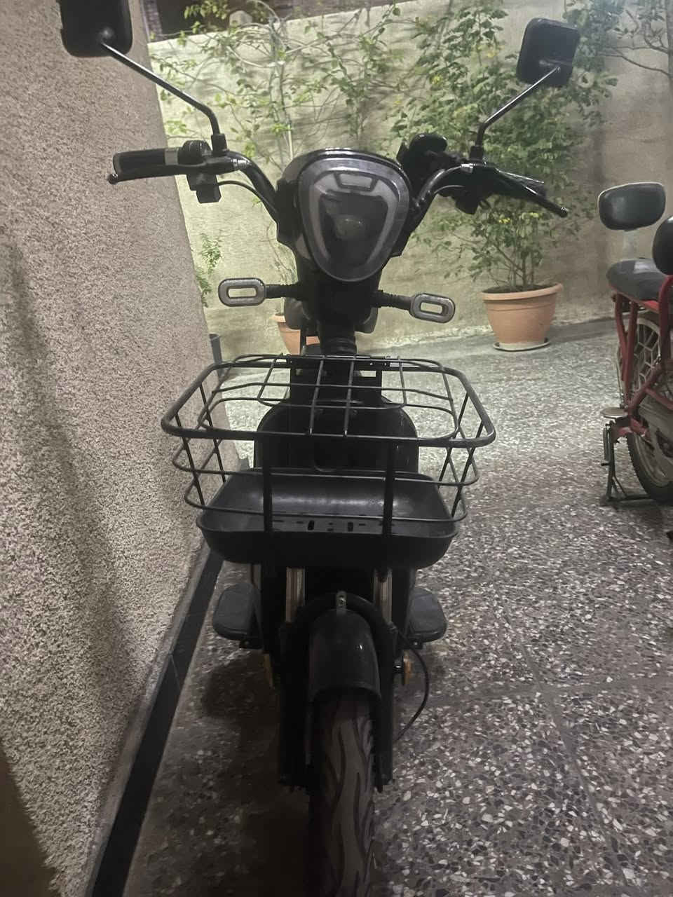 السلام عليكم للبيع دراجه حجم 14جديده أربعه نمر الدراجه فقط الهورن عطلان مكاني بغداد ***********
