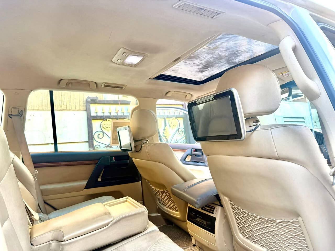 لاندكروز موديل 2017 وكاله جيهان مكفوله كفاله عامه ماشيه 135 الف كيلو رقم اربيل تحويل ثاني يوم سعر 490 ورقه وبيه مجال استفسار ***********
