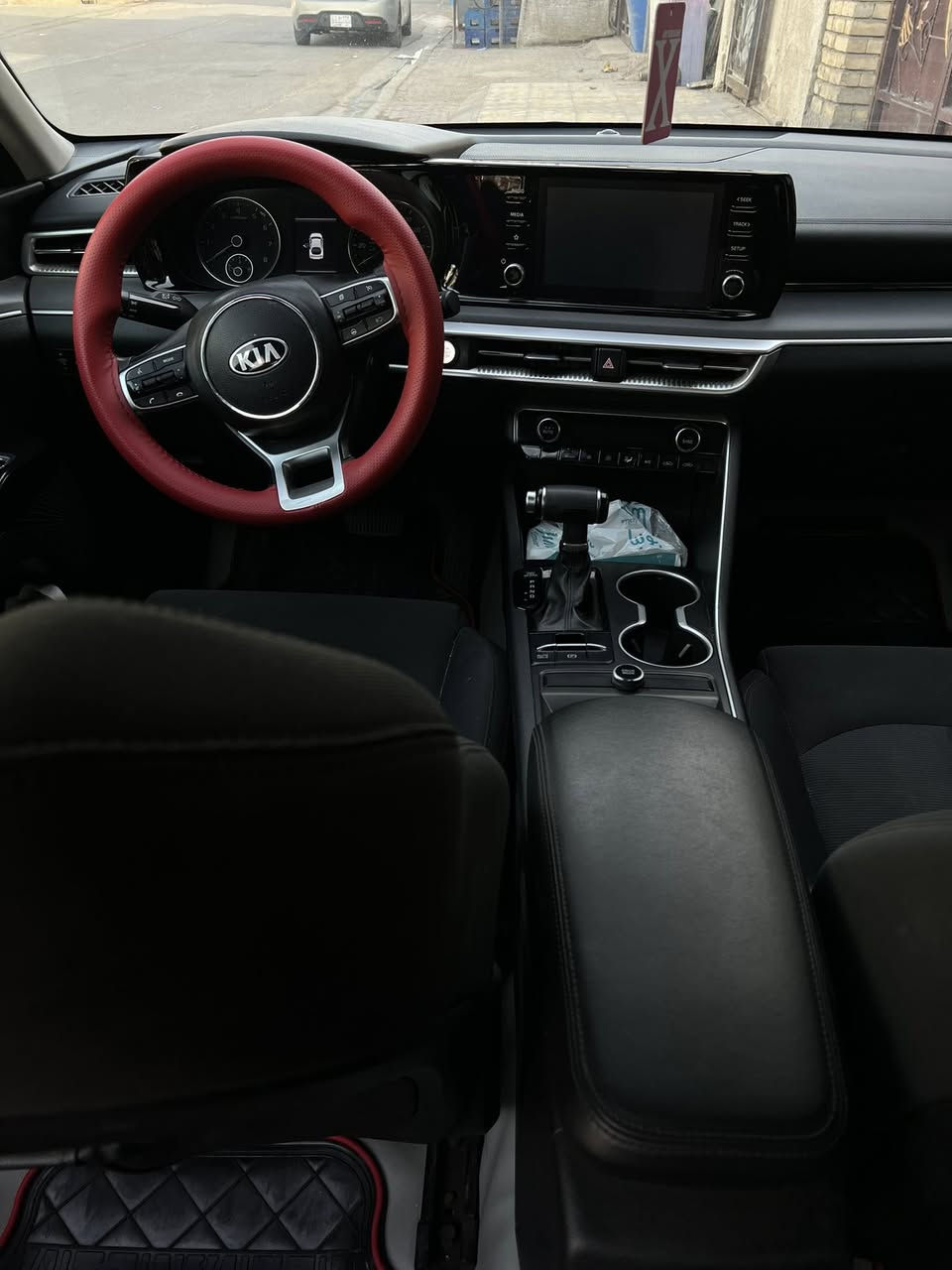 السلام عليكم
K5 للبيع
لون ماروني 
مديل 2021 
السياره كفاله عامه عده البنيد بيها مصبوغ.
موجود صور الحادث بدون دواخل حافه البنيد فقط 
السياره ماشيه40 
جديده كلش  مابيه اي نقص 
مكينه 1600 تيربو السياره معروفه مواصفاته 
نص فول 
السعر 165 وبيها مجال 
العنوان بغداد / الدوره 
للاستفسار ***********
