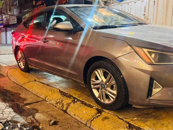 السلام عليكم 
النترا موديل٢٠٢٠ رقم بغداد وارد امريكي 
الضرر الدعامية اكو بارد في البنيد لايوجد صبغ رصعه في خشم الشاصي فقط 
نص فول 
السعر 140$
بغداد هاتف ***********
