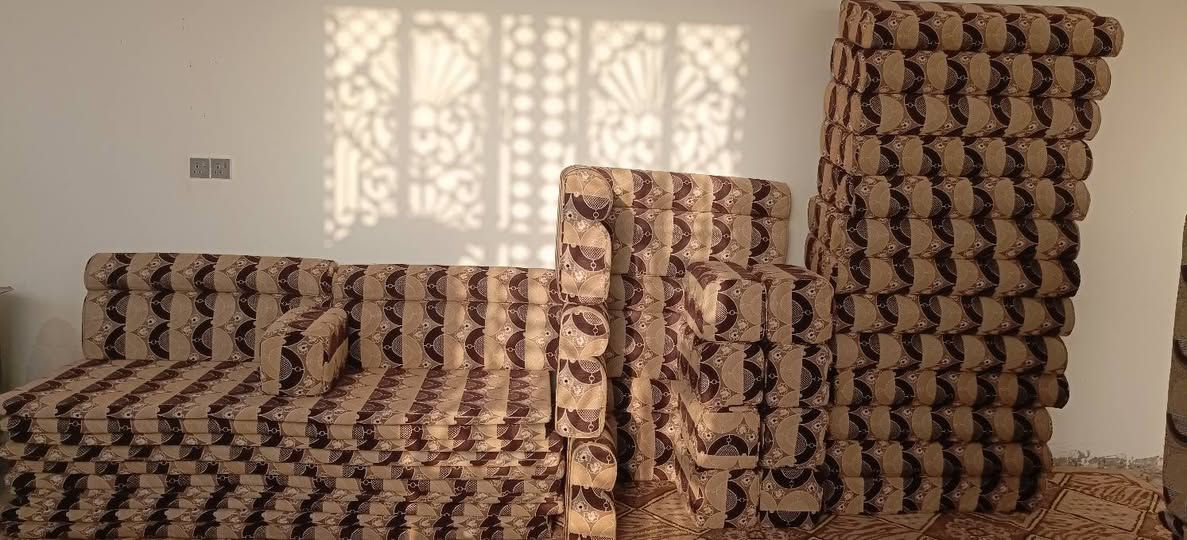 ديوان كبير للبيع يفرش مساحه ديوانية أو مضيف ١٠طول في٣.٥ عرض جديد مستخدم قليل جدا
١٠دواشك 
٣زوايا 
١٦مسند ظهر 
٩تكيات
مكاني الشطرة 
*********** اتصال 
*********** واتساب
