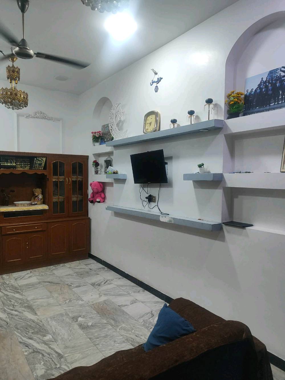 للبيع بيت في منطقه كفائات سيديه-شارع اربعين -2/10 بالسعر 370 مليون وبيه مجال 

تفاصيل العقار:
الموقع: السيدية، منطقة الكفاءات، شارع 40، فرع 2/10.®
المساحة: 150 متر مربع.®
الأبعاد: واجهة 10 متر، نزال 15 متر.®
طوابق: طابقين :طابق الاول بيه مطبخ وصاله  وهول وغرفه نوم وبلكونه اثنين وحمام داخلي وحمام خارجي " طابق ثاني : بيه أربع غرف نوم وحمام وبلكونه وبيه درج تصعد بيه إلى سطح.®
المواصفات: يتميز العقار في موقعه يكون قريب على شارع عام .®
📞 للمزيد من المعلومات أو لتحديد موعد للمعاينة، يرجى التواصل على الرقم في واتساب أو على خاص : [***********]او [***********]