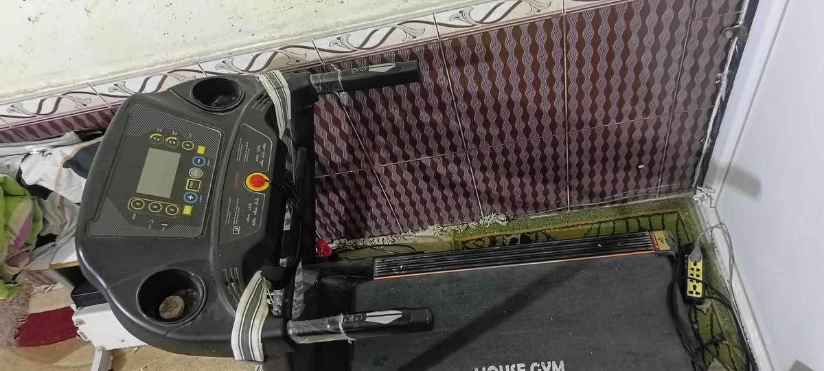 جهاز جري كهربائي
استعمال قليل نظيف ومكفول من كلشي
سعره 270 عنوان الديوانيه - قضاء الدغاره
(ماعندي توصيل)  

​أبرز المميزات:
​جهاز متكامل (3 في 1): لا يقتصر على المشي، بل يتضمن حزام مساج كهربائي لتفتيت الدهون ومقابض لتمارين البطن.
​نظام أمان: مزود بمفتاح أمان (المغناطيس الأحمر) للإيقاف الفوري.
​قياسات حيوية: حساسات على المقابض لقياس نبضات القلب وعرض السعرات والمسافة.
​توفير المساحة: تصميم قابل للطي مع عجلات لسهولة النقل والتخزين.
​لوحة تحكم سهلة: أزرار وصول سريع للسرعات ومكان مخصص لوضع عبوة المياه. ديوانية, القادسية


**إذا كنت صاحب هذا الإعلان وتريد حذفه لأي سبب، رجاءا أرسل رسالة إلى الدعم الفني**