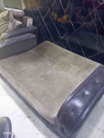 طخم كامل 10 مقاعد اصلي حديد مو خشب يتحول سرير نضافة 90 بالميه  يجي وياه 11 كوشه السعر  750
*********** عمارة
