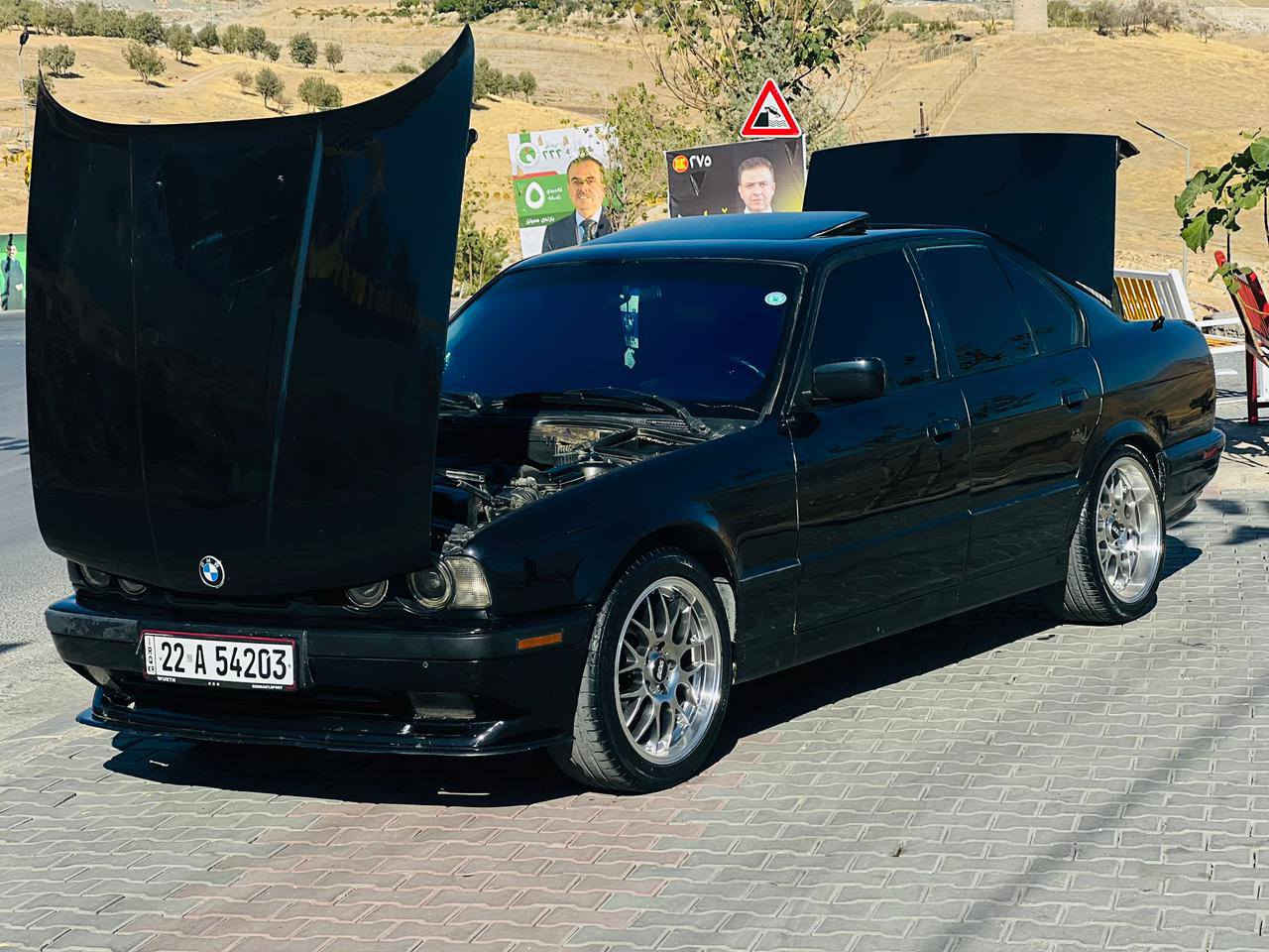 BMW
تەنها فرۆشتن
بیئێم ٥٢٥ی گێر عادی مۆدیل ١٩٩٢ چار جام کارابایی کورە کراوە لەسەر ساخەی سیارەکە بێ لێدرانە بەشەرت بەشەرتی ئەوەی یەک دنک خایەسی نیە لەسەر دەقی شەریکە ماوەتەوە
یەک دینار مەسرەفی تیا نیە
 سلایەتەو سیارەکە نمونەیە لە جوانی
تحویل غرامە بەشەرت 
76 و مجال
*********** أربيل, العراق
