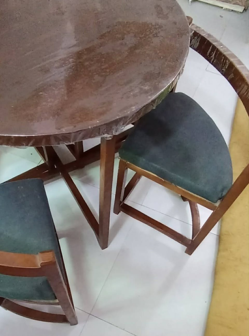 ميز طعام للبيع السعر 100 وبي مجال ومستعجل علبيع الشراي يدخل خاص


**إذا كنت صاحب هذا الإعلان وتريد حذفه لأي سبب، رجاءا أرسل رسالة إلى الدعم الفني**