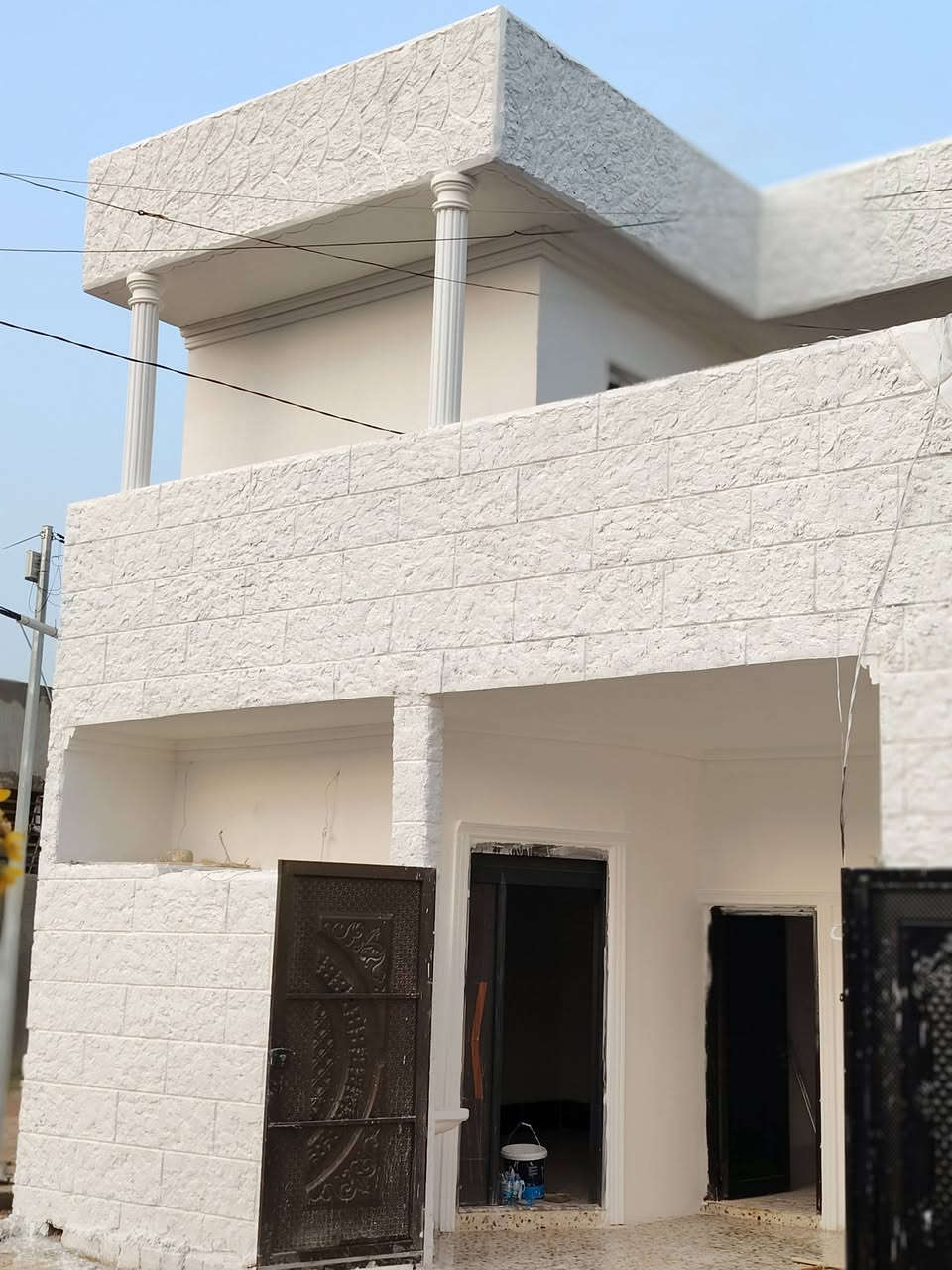 سلام عليكم بيت للبيع مساحه 100 متر مربع 10في 10 ركن موقع حي بدر خلف مول حسين 3 غرف نوم 3 صحيات 2 هول ومطبخ واستقبال ***********
