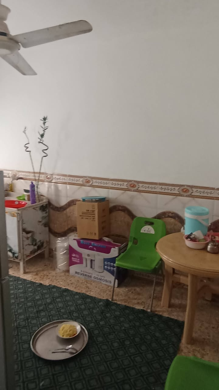 بيت للبيع حلة حي الأكرمين خلف مدرسة ثانوية ابن سيناء قرب جامع الطف المساحة ٢٠٠ متر طابقين ويوجد له بابين للتواصل ***********
