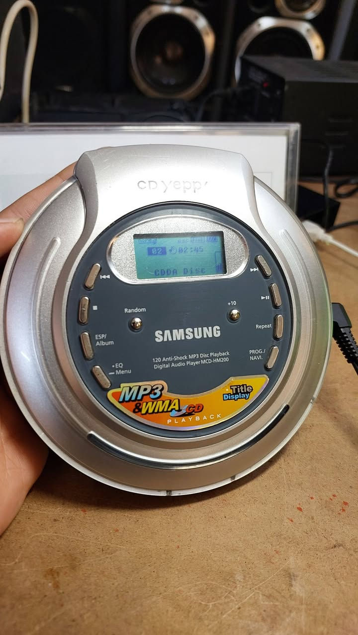 السلام عليكم.. عرض #2026089
مشغل أقراص محمول SAMSUNG أصلي 
كهرباء التشغيل بطاريات أثنين و محولة 4.5v 
يشغل أقراص MP3, CD AUDIO , WMA .
السعر 15 الف دينار عراقي 
توصيل موجود كل محافظات العراق ⚘️

Mustafa Electronics 
Audio , Video & Electronics
Whatsapp: ***********
