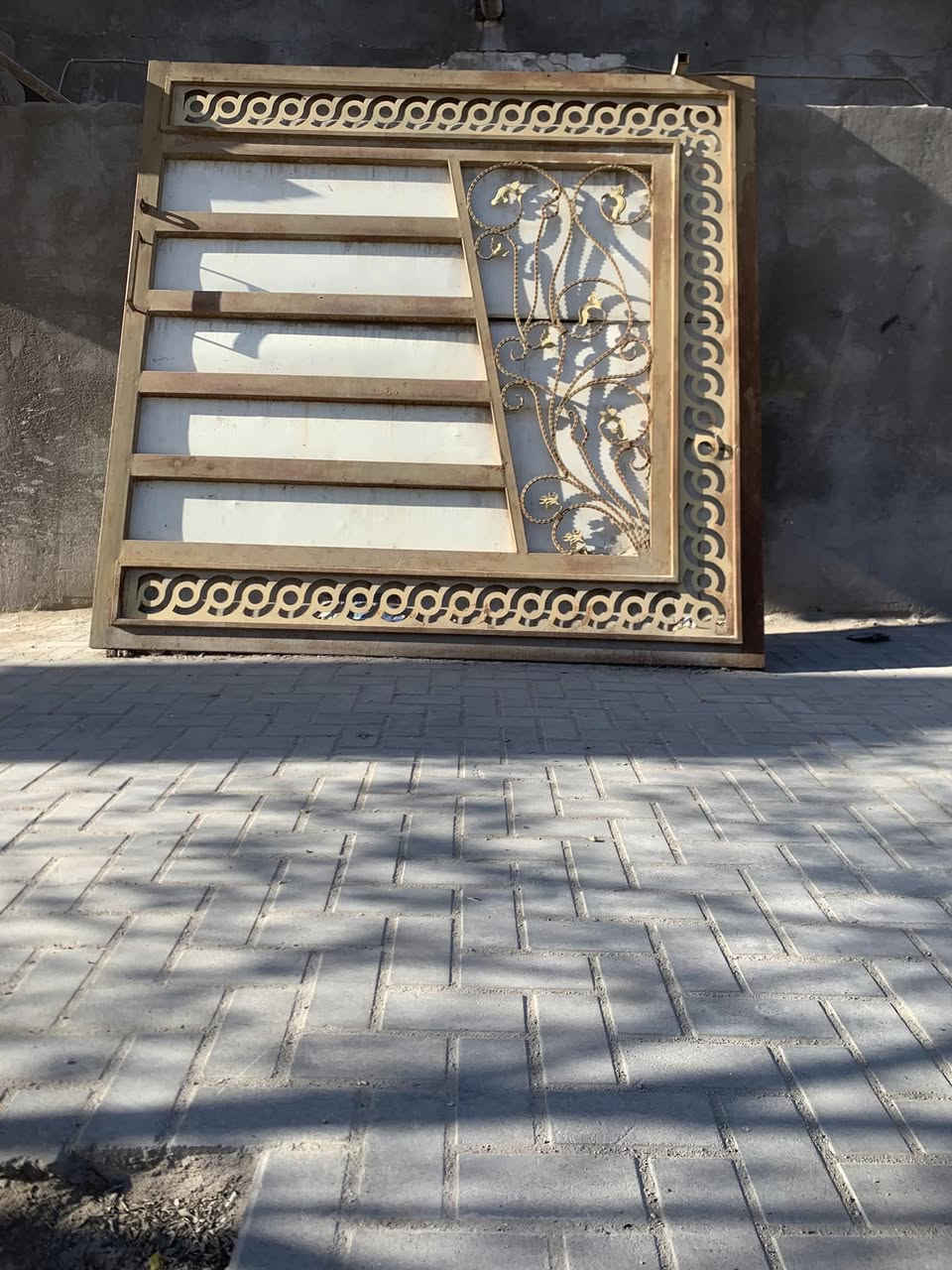 سلام عليكم باب للبيع مكان بصره شارع ميثاق قرب مركز لهادي سعر 350بي مجال *********** فقط واساب
