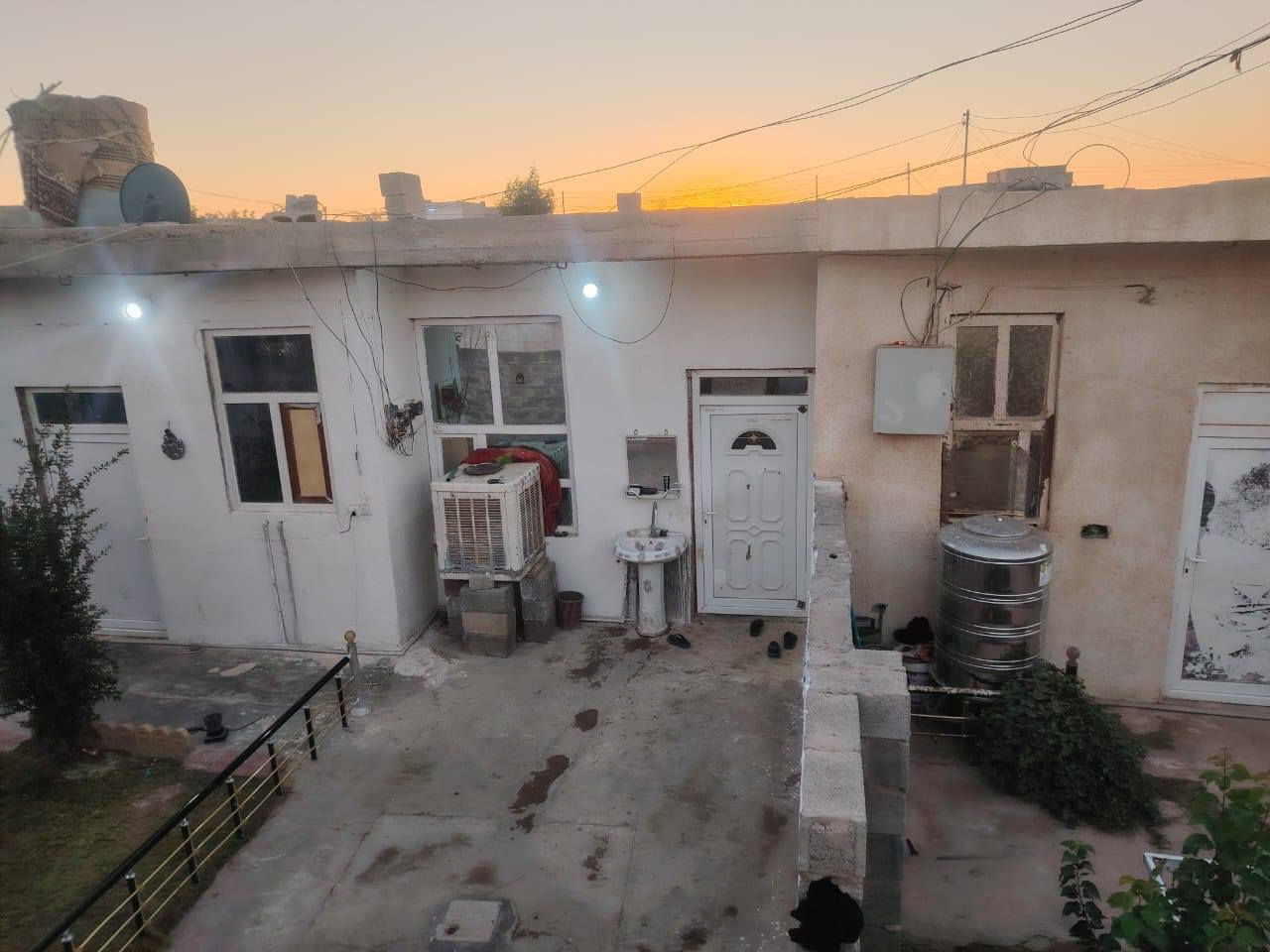 سلام عليكم ورحمة الله للبيع في حي دار السلام قبل دخوليه العلم منطقه حلوه وهادئهه
مشتملات ثنين واجهة وحده 
يتكون الواحد من غرفتين وصاله مطبخ صحيات داخل خارج
استغبال خدمات ماء اساله معا مشروع كهرباء مولد وطني
بلديه مدرسه كلها متوفره 
بناء جديد تصميم طابقين 
السعر مناسب جدا 32 وبيها مجال للطيبين 
رقم الهاتف ***********
