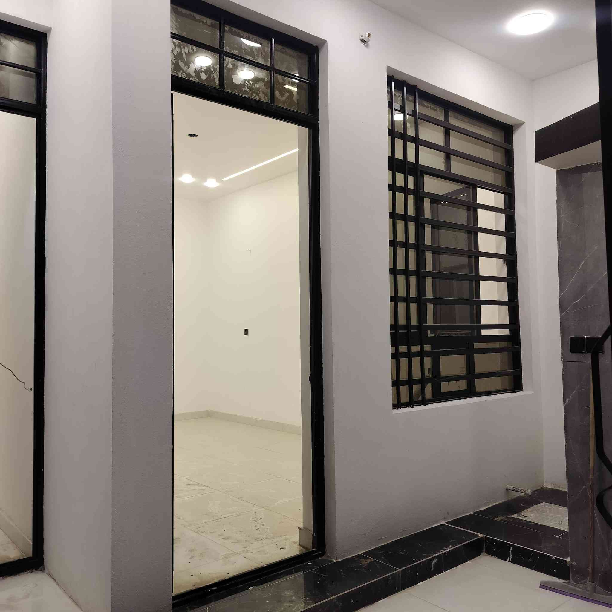 سلام عليكم 
عقار للايجار 
مساحه 100 متر طولاني بناء جديد غير مسكون 
يحتوي علئ منضومه تبريد مركزي (دكتات) 
وتئسيس البيت بمنضومه بواري من شركه foreman 
وئساله 
يتم التئجير بعقد 
التواصل مع الرقم التالي ***********
