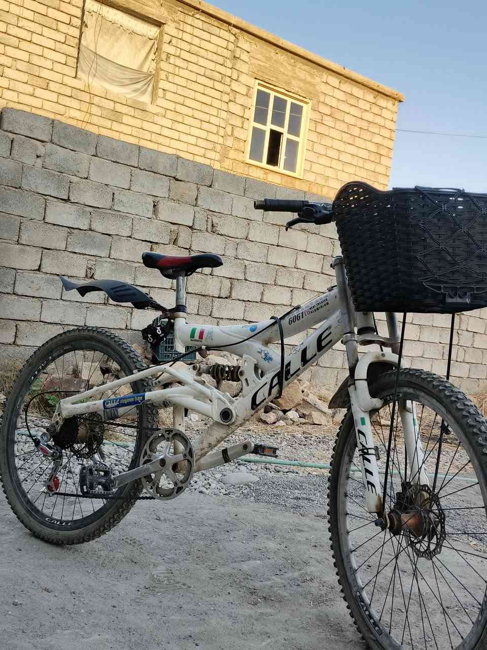 سلام عليكم باسكل رياضي 𝐬𝐩𝐨𝐫𝐭
نوع ايطالي 🇮🇹دبل امامي خلفي شغال--باسكل ربع متصرف عليه جاهز وكامل السعر 115وبي مجال 
***********
