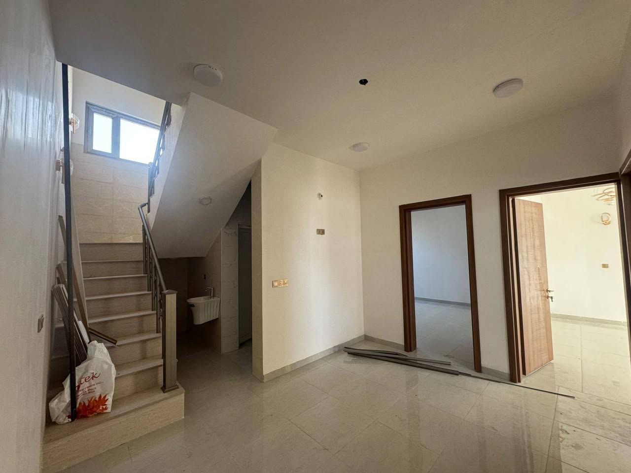 هذا مساحة 117 بناء حديث 2025
غير مسكون تسليم مباشر  وبنائة بااشراف كادر هندسي 
طابو صرف زراعي 
طابق الاول يتكون من غرفة نوم وصالة ومطبخ وهول مجمع صيحات خارجي وداخلي 
طابق الثاني يتكون من غرفتين وهول  ومجمع صيحات سطح عالي ناصي
واجهيه 9 نزال 13 
حي الزيتون شارع الامام الحسن 
السعر / 165 وبي مجال
***********3
