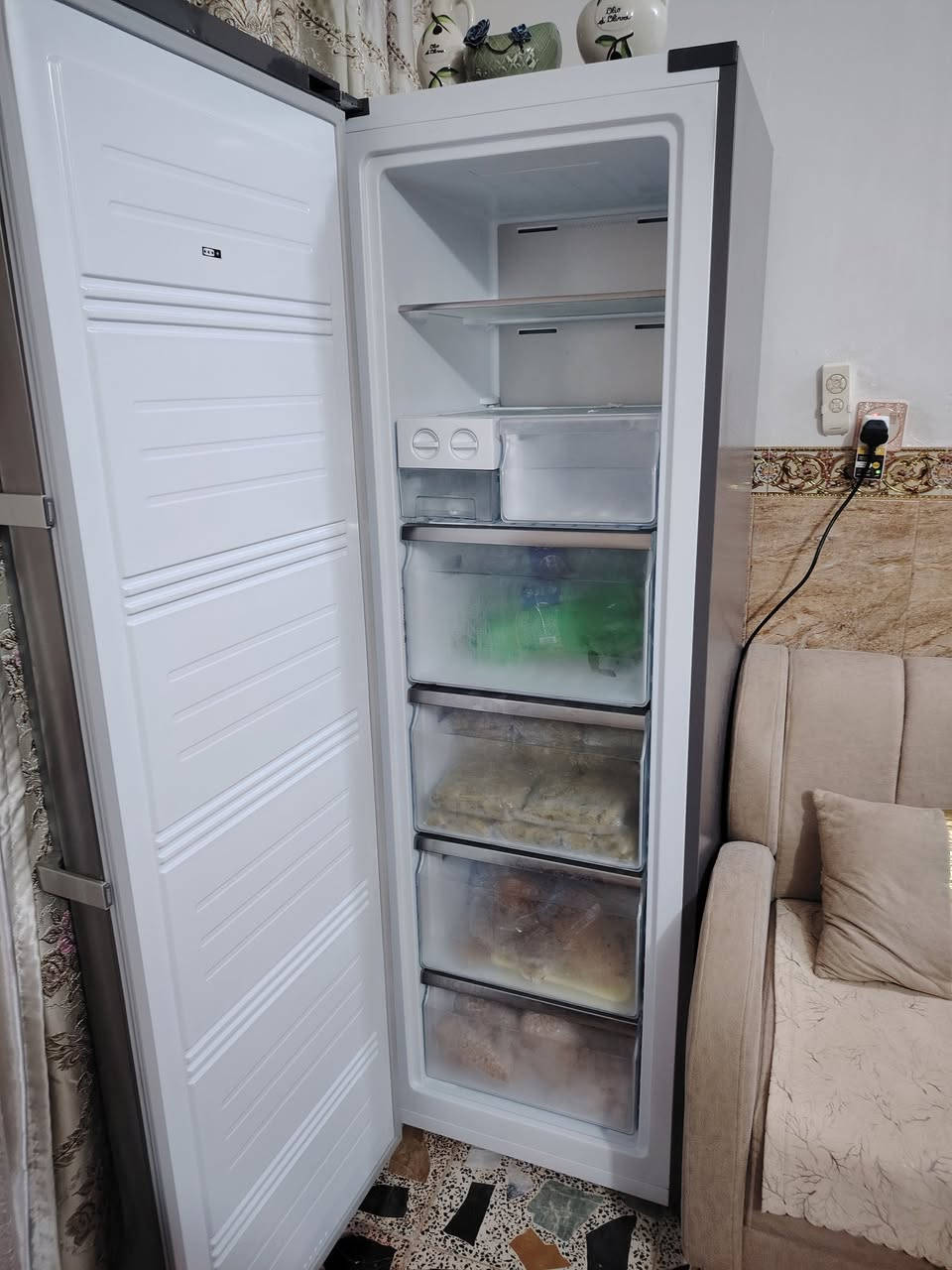 سلام عليكم 
• للبيع مجمده Hisense عامودية 
 مستعمل و نظيف و التجميد مالتها جيد جداً
                        السعر 700 الف .
 ماصار اربع اشهر من مشترينها
• و هم ميز للبيع مستعمل نظيف يجي ويا اربع كراسي فقط 
                         السعر 150 الف 
الرقم ***********
