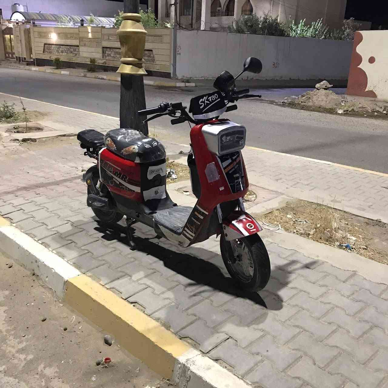 السلام عليكم.
R7 للبيع 
كامل مناقصه كلشي كلشي شغال وبلاد . السعر ٤٥٠ وبي مجال 
***********
