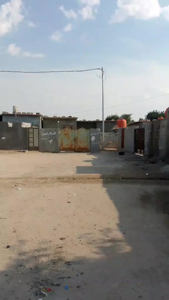 عندي بيت حواسم للبيع بناء حديث ومرتب يحتوي على غرف نوم 2وهول وصاله ومطبخ وديوان وحمامات خارجيه وداخليه لبيت بناء جديد سقف سندويج ارضيه سيراميك الموقع خور الزبير غرب مجمع الرحمه السعر 18 وهاذ رقمي ***********
