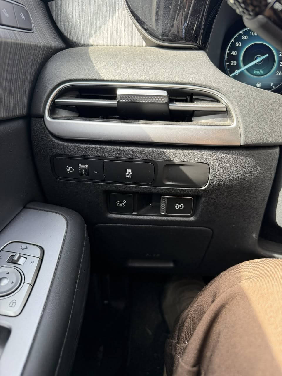 السلام عليكم ورحمة الله
هيونداي بلسايد موديل 2023 كوري

السياره ماشيه 19 الف كيلو متر 

فوول مواصفات عدا البنوراما 

حجم المحرك 3800 V6  GDI 

بصمه 

شاشه كبيره 

تحكمات قيادة 

مود درايف 

سايد بريك دكمة 

گير دكم 

كشنات تدفئه تبريد 

كرسي كهرباء 

كشنات جلد 

داخل اسود 

اوتو هولد 

صندوق كهرباء 

——————————— 

صبغ نصف البنيد فقط 

الباقي كفالة عامة السياره 

السياره نضيفة وجديده كلش 

سعر السياره :- 31,000$

مكان السياره بغداد البلديات 

***********
