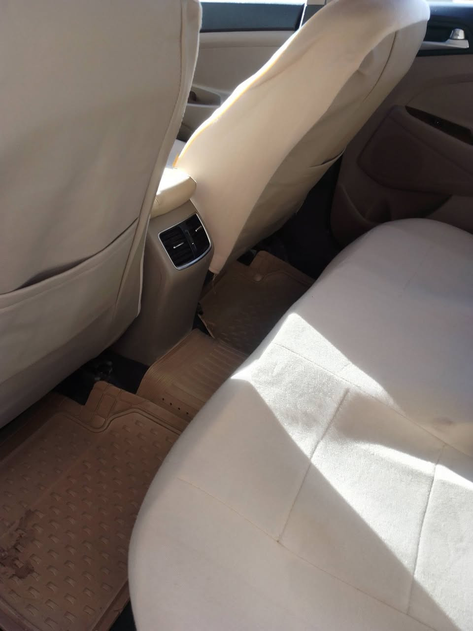 السلام عليكم توسان 2019 خليجي رقم بغداد مكفوله من ضربه وصبغ سياره جديده وجاهزه ماشيه 78الف حقيقي مواصفات 
لايت 5عدسات 
كشنات كهرباء 
لدات ترحيب 
مري شفط واشاره
تحكم ستيرن 
شاشه وكامره دواره 
3 وضعيات قياده 
مكان السياره كربلاء طويريج 
*********** 
السعر 210
