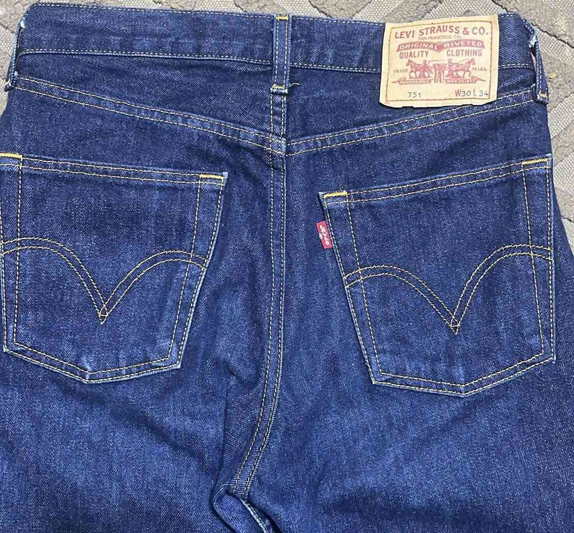 بناطير Levi’s اصلية مستخدمة و غير مستخدمة
القياسات مو هواي من 28 ل 31 
اما عن الطول اقصر واحد بيهن طوله 106
القصة كلهن Straight Leg 

التواصل ومعرفة الاسعار على الخاص فقط ويوجد توصيل لجميع محافظات العراق


**إذا كنت صاحب هذا الإعلان وتريد حذفه لأي سبب، رجاءا أرسل رسالة إلى الدعم الفني**