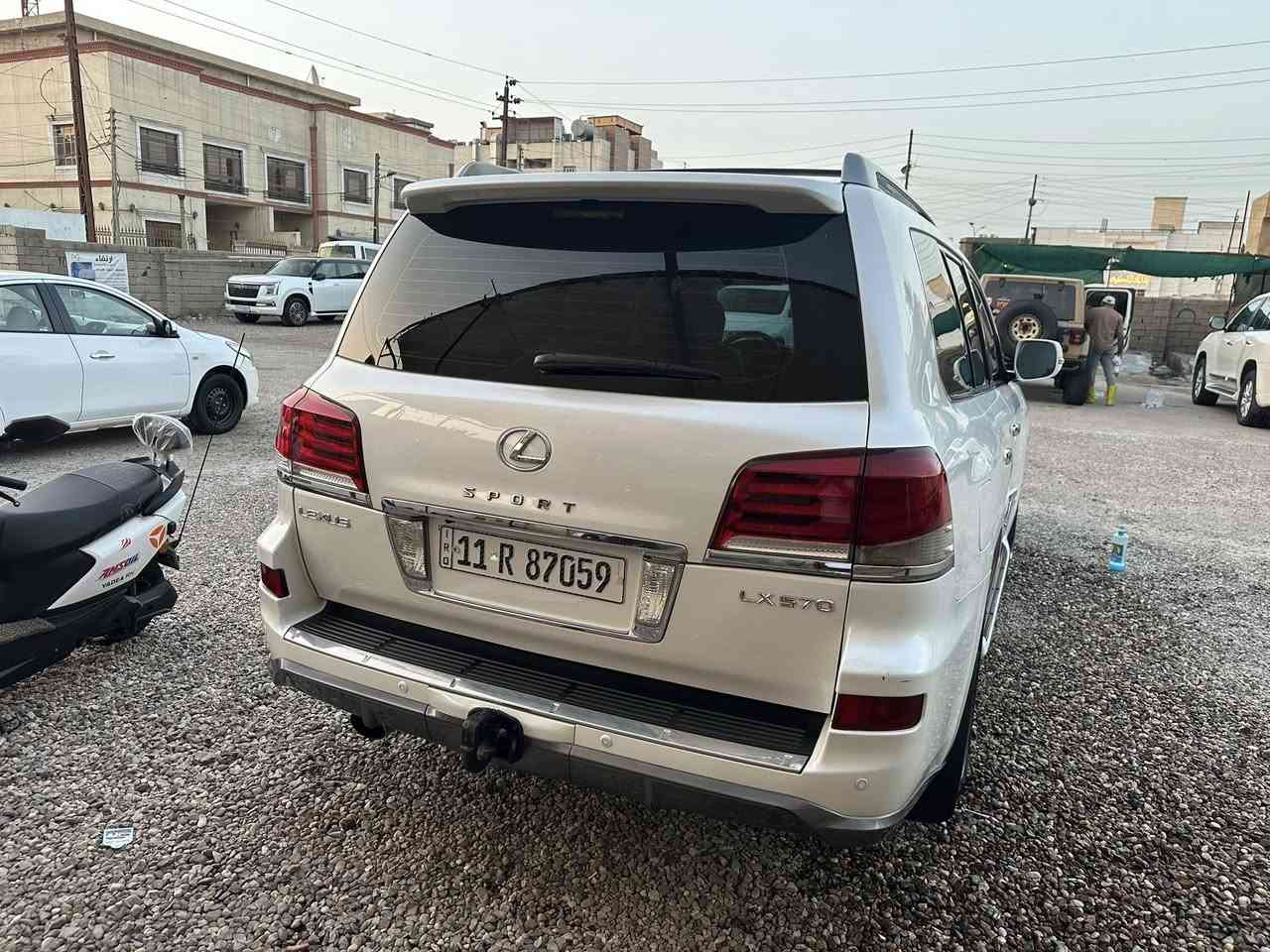 لكزز ٢٠١٣ رقم بغداد باسمي سنويه جديده وهزه جديده السياره جاهزه من كل النواحي ماشيه ١٥٧ كيلو بيهه صبغ فقط الجاملغ الخلفي الايسر اثر انفجار تاير والدعاميات جماليه 
للاستفسار *********** 
مامتواجد عالفيس تحب تعرف اتصل وانا بالخدمه 
مكان السياره البصره 
السعر ٣٦٥ وبيهه مجال
