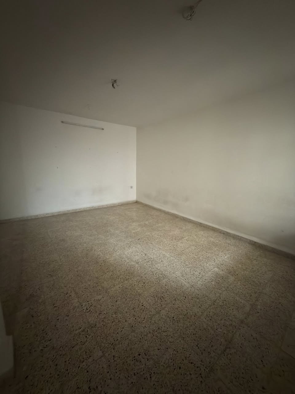 للايجار 👇 للايجار 👇للايجار 👇 اسلام عليكم لدينا شقه لليجار في حي الاخاء قرب شارع الكنسيه موقع مميز كامل الخدمات نضيفه حيل بمساحة ٢٥٠ متربع تحتوي على هول + مطبخ + استقبال + غرفتين نوم + صحيات + بيتونه وسطح 
للاستفسار اكثر اتصال على الارقام الاتيه 

سعر ٣٠٠ 

***********. -  ***********
