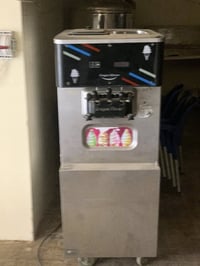 مكينه ايس كريم سوفت  صينيه درجه أولى  نظافة و شغل فول  سعرها ١٠  أوراق...