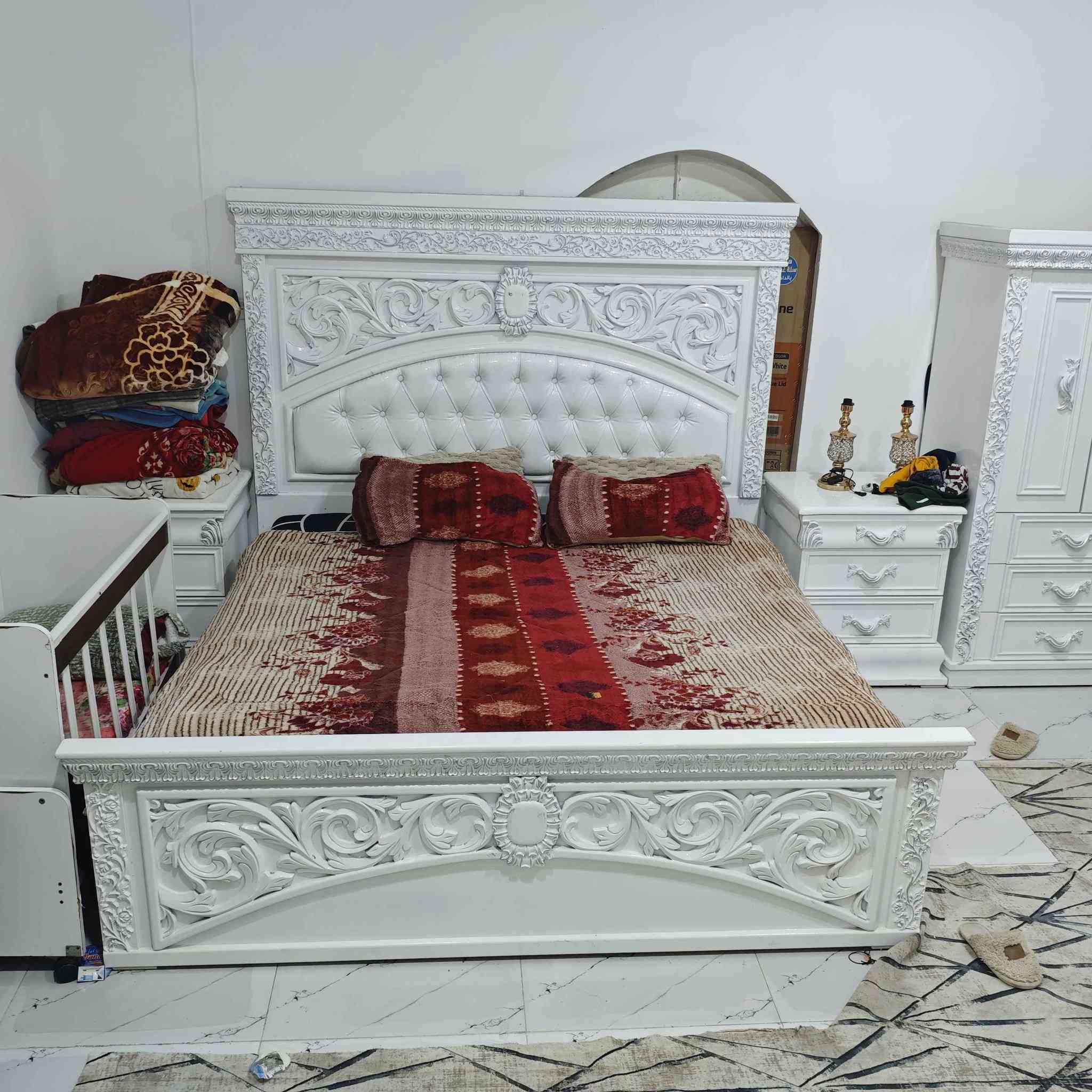 غرفة نوم ملكية (كويتي) بحالة الوكالة للبيع 💎
لعشاق النظافة والأناقة، متوفرة غرفة نوم صاج كويتي بتصميم كلاسيكي راقي ولون أبيض ملكي. الغرفة بحالة ممتازة جداً ونظافة (100%) كما موضح بالصور.
تفاصيل ومواصفات الغرفة:
العنوان العشار الداكير المزلق البحري 
🔹 النوع: كويتي أصلي.
🔹 الكنتور: 6 باب (قياس 3 أمتار).
🔹 السرير: قياس ملكي (3 أمتار).
🔹 ميز المراية: تصميم فخم بلمسات فنية (قياس 2 متر).
🔹 الملحق: قياس 1 متر.
🔹 الإضافات: زاوية مراية عمودية + 2 كومدي (جرارات).
🔹 اللون: أبيض ناصع.
🔹 الحالة: نظافة 100/100 (جديدة تماماً وغير مستهلكة).
💰 السعر: مليون و500 ألف (وبي مجال بسيط للشراي المباشر).
📞 للحجز والاستفسار: *********** البصرة, العراق
