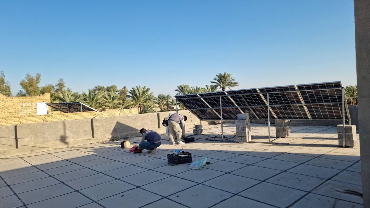 بسم الله الرحمن الرحيم
رغم ارتفاع الأسعار في الأسواق، ما زلنا حريصين على أن تبقى أسعارنا مناسبة مع الحفاظ على جودة المواد وضمان حقيقي نضعه بين أيديكم ليكون مصدر ثقتكم الدائم.
اليوم نشارككم تجربة ناجحة لكل من:
🔹 بيت الأخ علي مراد
🔹 بيت الأخ حسين مراد
حيث قرروا التخلص نهائياً من مشكلة انقطاع الكهرباء الوطنية ووداع المولدات للأبد، وذلك بعد تنصيب منظومتين طاقة شمسية بقدرة:
☀️ 10 أمبير نهاراً
🌙 8 أمبير ليلاً
مكونات كل منظومة:
1️⃣ جهاز فلستي 4KW مع WiFi
يدعم الربط الذكي والبرمجة عن بُعد لمتابعة المنظومة والتحكم بها بسهولة.
2️⃣ بطارية من شركة AMZ
خلايا EVE بعمر يصل إلى 8000 سايكل، ومجهزة أيضاً بـ منظومة إطفاء حرائق (لا سمح الله) لزيادة الأمان.
3️⃣ ألواح LONGi بقدرة 615W
عدد 5 ألواح لكل منظومة، مع جميع المواد والتوصيلات والهيكل الحديدي المغلون عالي الجودة.
💳 يتوفر البيع بالتقسيط أيضاً.
للاستفسار والحجز:
📞 ***********
طاقة شمسية… راحة دائمة وكهرباء بدون انقطاع.
