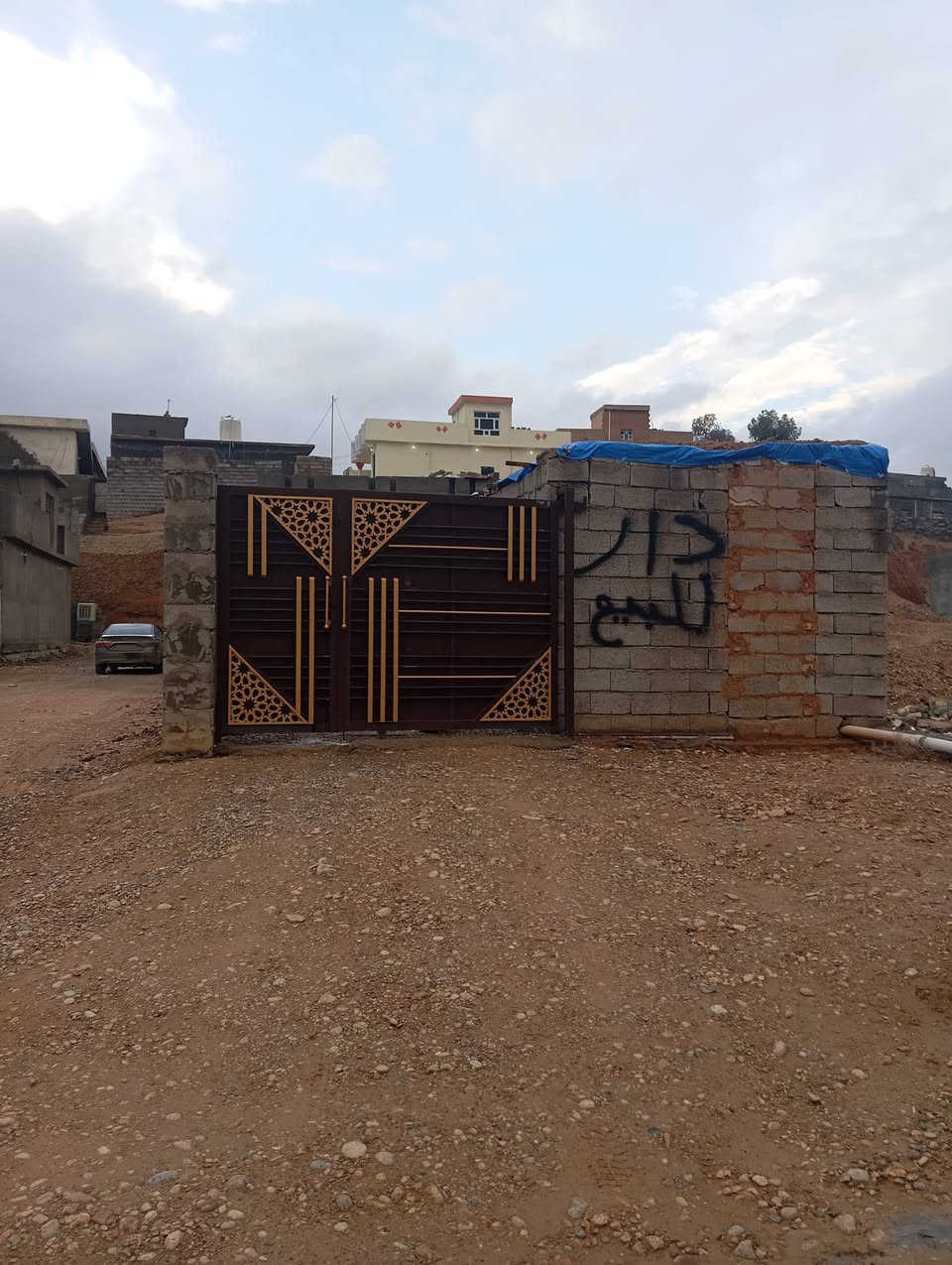 السلام عليكم بيت للبيع  مساحه ٢٨٠ متر غرفتين نوم وصاله ومطبخ واستقبال سيراميك ومحل مكانه فرع الجملون السعر ٥٥ مليون ***********
