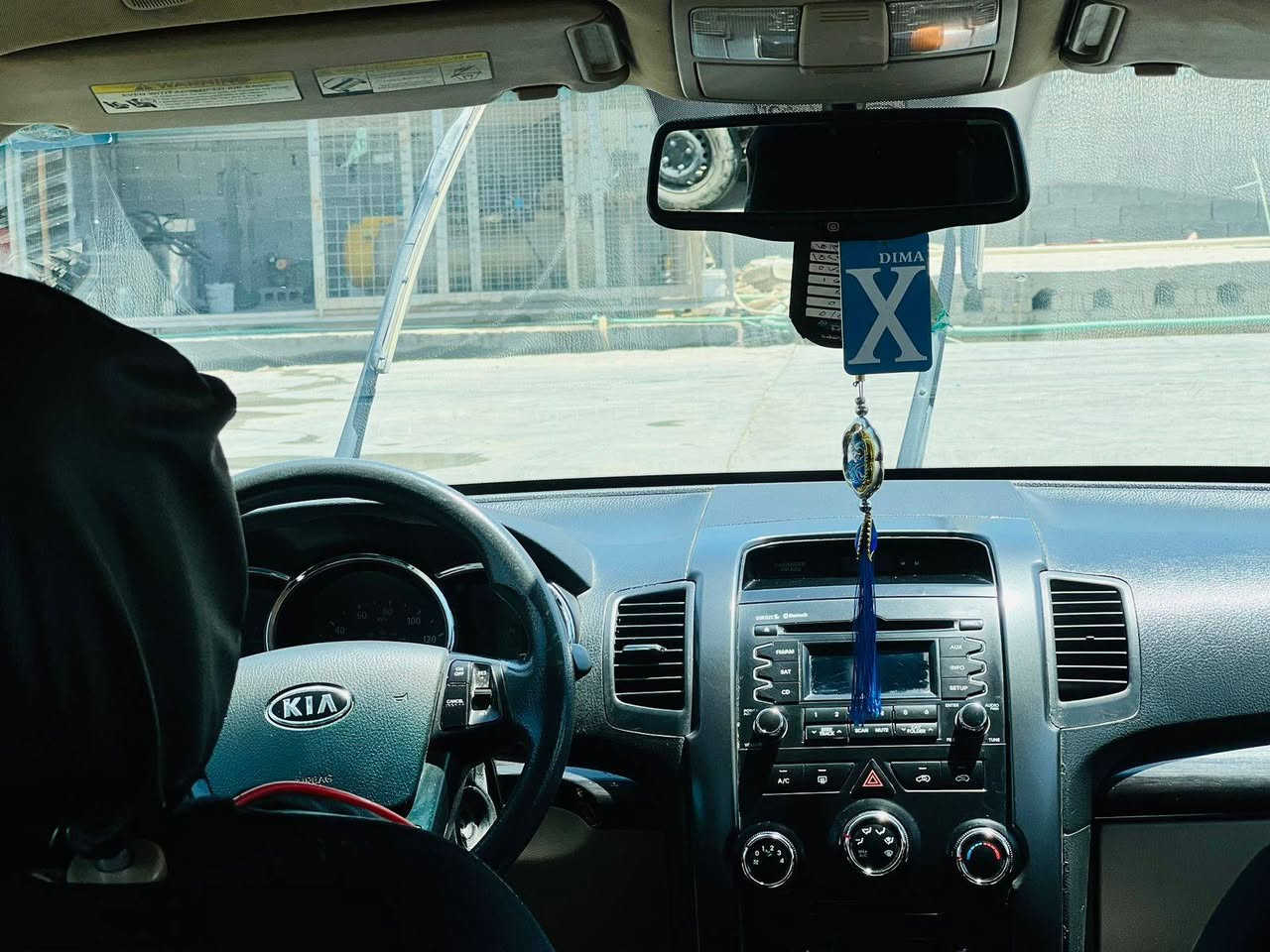 سياره سورنتو مديل 2011 وارد امريكي مكفوله من الصبغ والضربه رقم بغداد انكليزي مكينه 2400 كير +مكينه +تخم تاير  مكفولات حداديه  50%مواصفات تحكم ستيرن +اشاير بل مري+كامره خلفيه+ حساسات خلفيه  3قطع تبريد  والتبريد عوزه بس غاز. السعر 140 وبي مجال بسيط رقم تلفون *********** مكلف بلنشر
