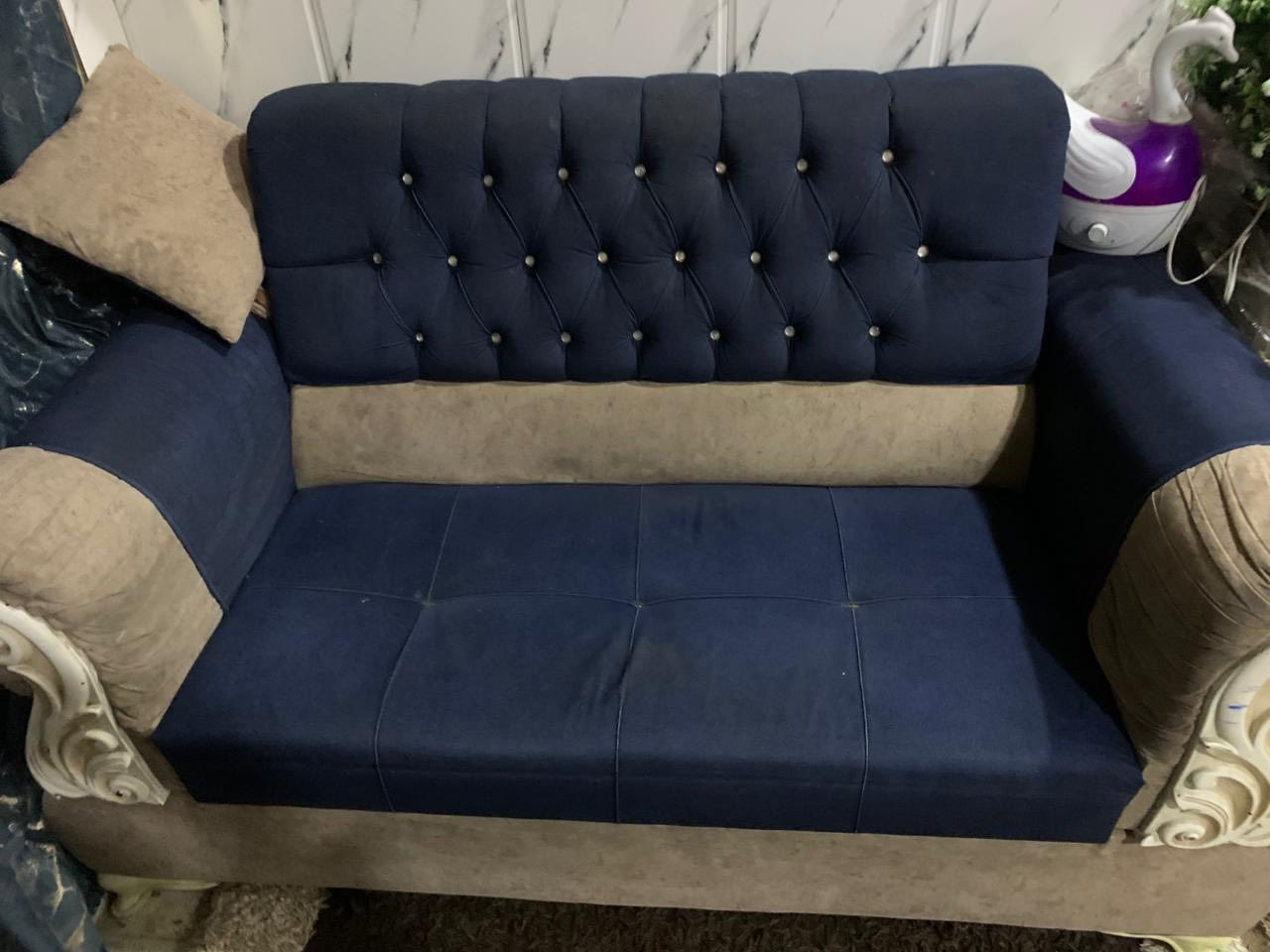 تخم ديوان 10 مقاعد نضيف يحتاجه تنظيف بسيط السعر 250 الف بي مجال مكاني ان الكبر والغزلان حيور رقمي ***********
