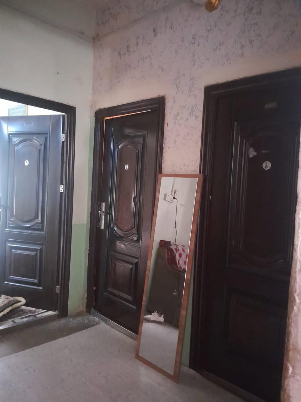 للبيع بيت مساحة 334 متر بناء قديم مال سكك غرفتين صالتين  ديوانيه صحيات خارجيه وداخليه.حديقة 100 متر نزال 15 متر وعرض 15 ونص ستفسار  ***********.
