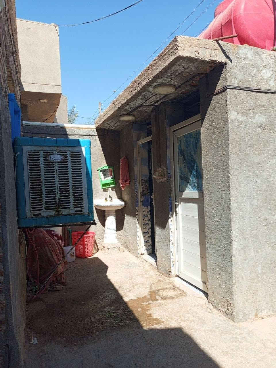 بيت للبيع طابو صرف في السنية حي العسكري قرب مدرسة الامام علي القديمه (قريب على بيت عباس گينه )
 160 متر السقف عگاده يحتوي على غرفتين واستقبال وصاله ومطبخ وصحيات خارجيه
 للاستفسار الاتصال على الرقم ***********
