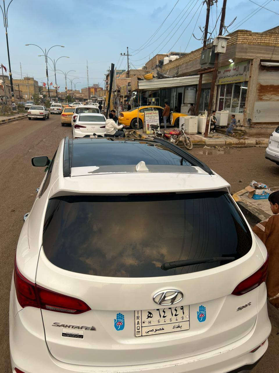 سلام عليكم سياره سنتافي موديل 17 وارد امريكي فول مواصفات للخير السياره كاميرات رادارات شاشه كبيره حادثها بسيط جاملغ الامامي والسونار موجود مستعجل على بيعها سعر 160 قابله لتفاوض  مكان الشطره ***********
