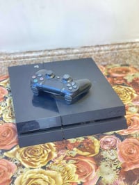 🌺 Ps4فات الذاكرة 500 البلي نضيف ومتروك اريد ابيعة لان ما محتاجة أي خلل...