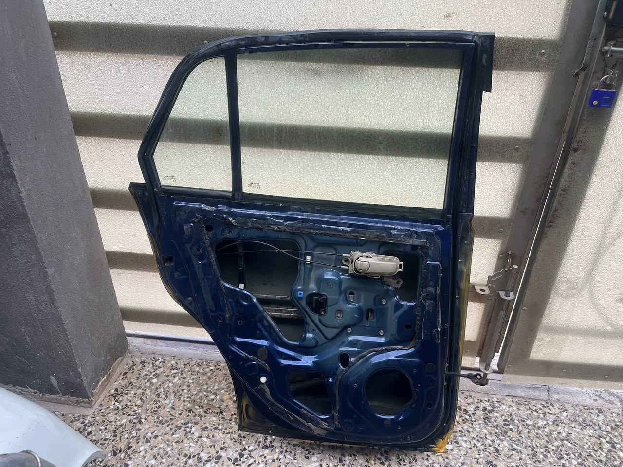 للبيع غراض فيرسا 2009 كلمن وسعره المكان بغداد ناحية الرشيد *********** بي واتساب
