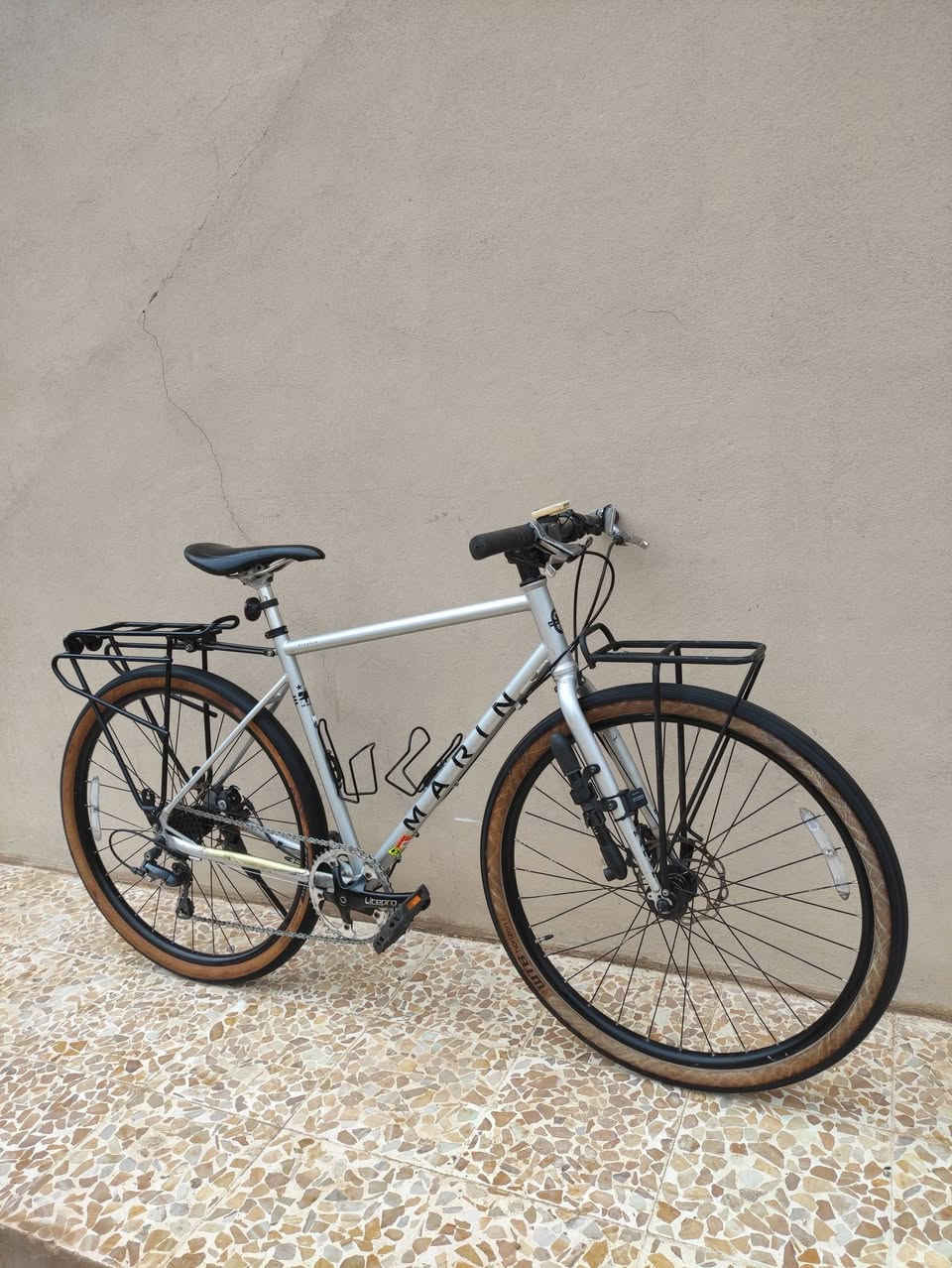 السلام عليكم 

لعشاق الترحال والمسافات الطويلة والرحلات الخارجية 

دراجه #ترحال ماركة #MARIN مارين العالميه ماركه غنيه عن 

التعريف صنع ياباني اصلي اورجنال Made in JAPAN🇯🇵

حجم 27.5 قياس لارج ارتفاع الفريم 54 لشة عالية وضخمه

لون سلڤر لامع ميتاليك مميز ...مع وشومات الشركة لون اسود

سستم شيمانو كامل سيت كلاريس #SHIMANO_CLARIS

بدالات السرعه 8X1 سحب دفع #شاشه حديث سلس جدا 

بريكات سستم #تيكترو دسكات ميكانيك ماركة #TEKTRO

وياله زوم طبقتين مخصصه لتحمل الاوزان الثقيله والطسات 

تايرات كتان اصلية نقشة ناعمة ضد الثقوب مخصصة للترحال

سيبايات #MAXترحال اصلية امامي وخلفي تحمل اوزان الثقيلة 

كمبليونات وياله سلايت ...ستيرن رياضي ...سرج طبي اصلي 

مع گيج (عداد سرعة) بلوتوث اصلي ...پم (منفاخ ترحال) اصلي 

🔴الدراجه قطعه مال حاويه غير مستخدم داخل العراق 
     الدراجه على وضع الشركه بلاد ما بيها برغي مبدل
     كامله وجاهزه ما بيها اي نقص 

المكان الموصل الجانب الايسر...السعر 4 ورقات (400$ دولار) 

يوجد توصيل بغداد 

*********** رقمي للتواصل
