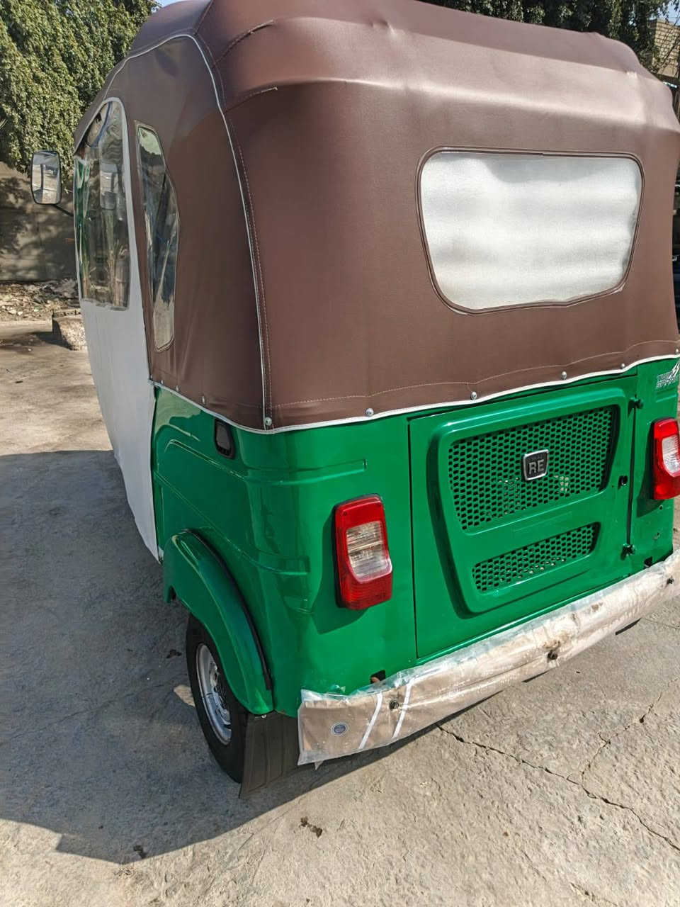 سلام عليكم تكتك 21سنويه رقم باسمي تحويل ثاني يوم مانقصه شي محرك مفتوح مكان بغداد شهداء السيديه الرقم *********** السعر 8
