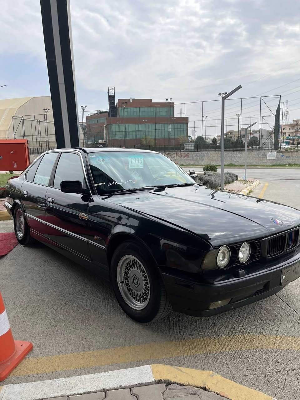 مۆدێل ١٩٩٥ سەیارەکە فول فولە بەس گێڕ عادیە مەکینەی ٥٢٥ ماشللە زۆر بە قوەتە  گێج ئەلقە لایت دەبڵ ئەڵقە ٤ جام کارەبە سلایتە سەیارەکە هەمو گیانی ئیش ئەکات ئارمی هەولێرە سەیارەکە بئ تەقەو رەقە بێ دەعمو لێدراوی شوێن سلێمانی ***********
