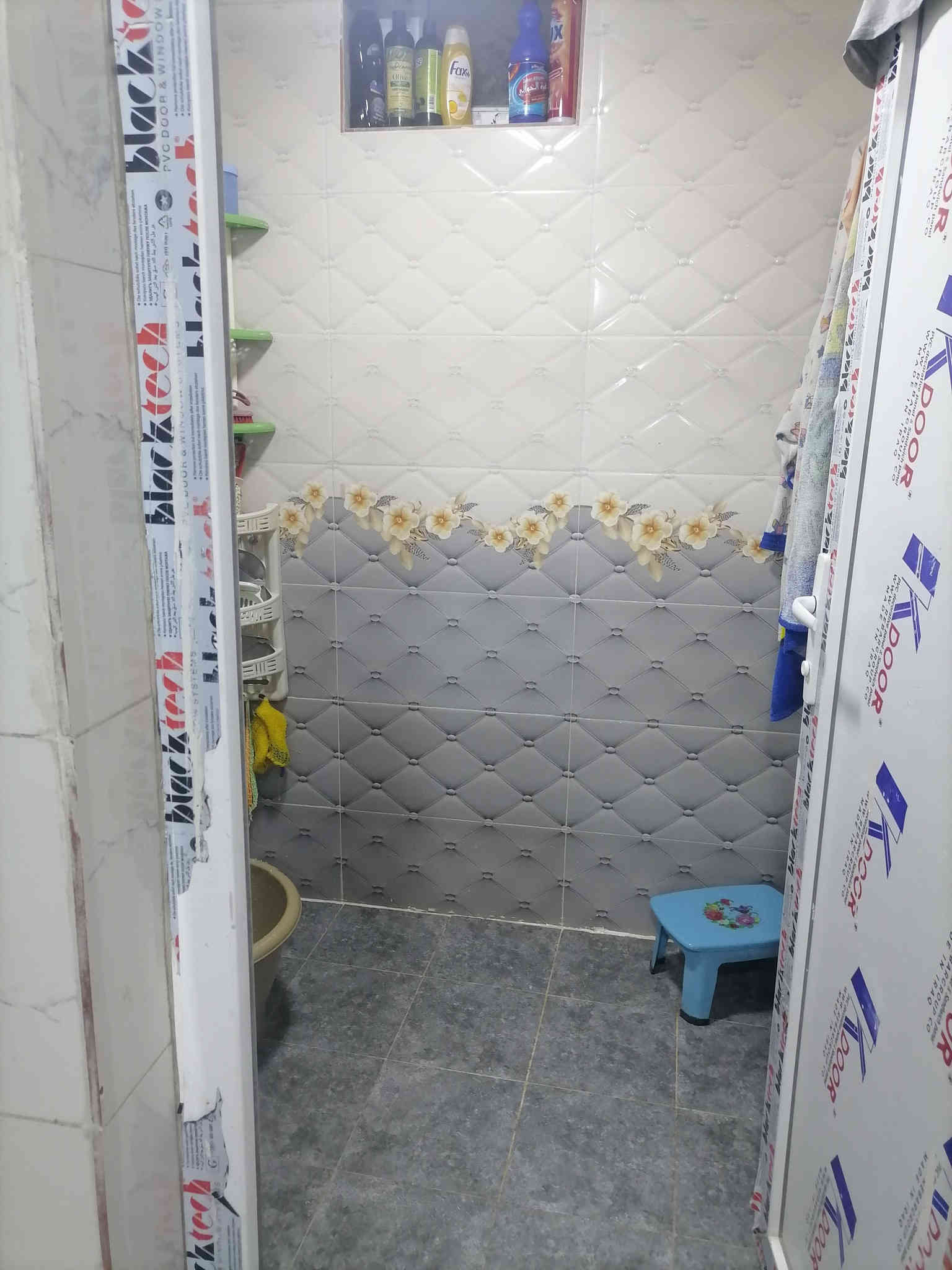 السلام عليكم بيت للبيع
حي العامل الاولى 
المساحة/100م طابق واحد 
استقبال وغرفة وهول بالاضافة الى بيتونه بحساب غرفة 
كاشي سيراميك سقوف ثاوية 
السعر/70
لتفاصيل اكثر مراسلة الصفحة او الاتصال بالرقم***********
