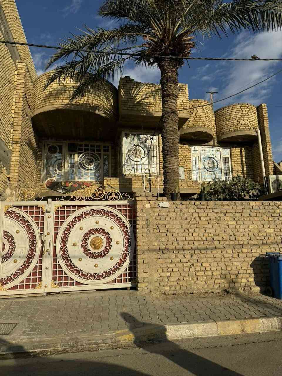 بيت للبيع داموك نواب الضباط قريب شارع المثلث  مساحه ٢١٠ مقابل ساحه
البيت بناء قديم للاستفسار الاتصال على  الرقم ***********
