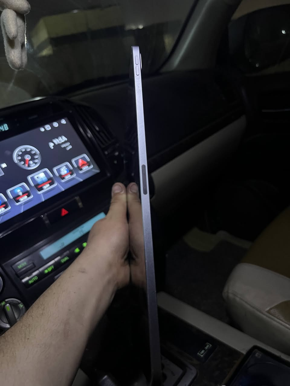 ايباد 12 انج ذاكرة 256 نظيف لا مفتوح ولا داخل تصليح بطاريه مافاحصها تجي تفحص وتاخذة ميصرق عندي ب استخدام هواي مكاني كربلاء حي العباس عمود 37 رقم هاتف ***********
