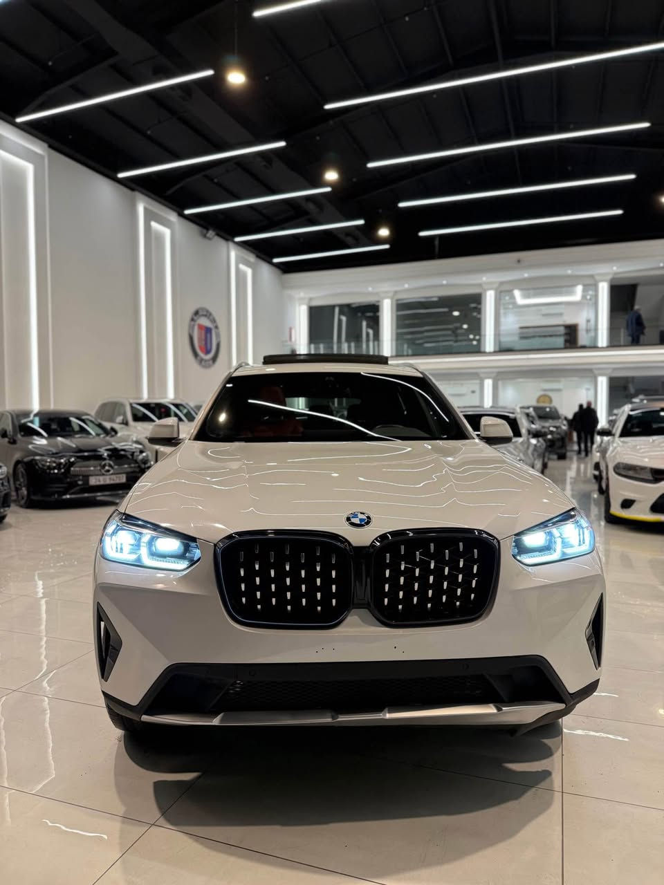 بي ام دبليو  اكس ثري X3 30i X drive 2023

موديل /2023
محرك / ٤ سلندر توين پاور تربو سعة لترين 2.0
العداد /31 مايل 
اللون / ابیض ميتاليك ، داخل احمر بلادي
فول مواصفات ، داخل احمر ، اربع ابواب بصمة و صندوق كهربائي و فتح واغلاق بالقدم kick sensor , لايتات ليد BMW LED و اداپتڤ ( تتحرك بجميع الاتجاهات مع الستيرن ، سقف پانوراما ، شاشة الكترونية ، دواخل ليد انارة عدة الوان تتغير حسب الرغبة ، شاشة كبيرة ،  وحساسات امامية وخلفية ٣٦٠ درجة ، نظام التوقف الذاتي ومانع اصطدام active brake control , نظام منع الخروج عن المسار في الشارع LKA ، نظام كشف النقطة العمياء BSM ، فتح الابواب تلقائيا عند الاقتراب من السيارة و قفلها عند الابتعاد ، كشنات هيتر ، كشنات كهرباء جهتين و ميموري ، بريك بصمة واوتوهولد ، ثلاث وضعيات قيادة و اطفاء المحرك ذاتيا عند الوقوف ، تبريد مركزي وخلفي منفصل قطعتين ، اپل كار پلاي و خريطة المدينة في الشاشة الامامية ، شاحن موبايل وايرلس ، مواصفات اخرى كثيرة جدا
السيارة وارد امريكي ،فقط مکانین تعدیل و تکحیل نهائيا بدون وايرباك فقط بردة

ماعدا هذا السيارة مابيها اي ملاحظة ، بدون رصعات و شخوط، بدون تعديل بارد و بدون اي ملاحظة نهائيا ، جدا جديدة مثل الزيرو ، گير ومحرك و صدر و كهربائيات بحالة الشركة كولها ، لايتات وتايرات و الويالة والجام الامامي كلشي بيها بلادي 
العنوان/ اربيل-مدینه معارض شارع 40
موبايل /*********** واتس اب فايبر أربيل, العراق
