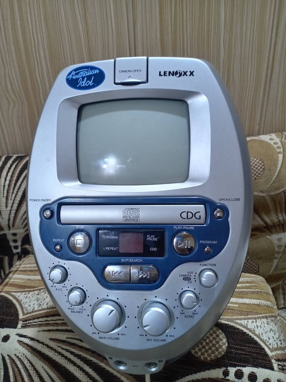 جهاز يحتوي على شاشة 5 بوصة أسود وأبيض وكامرة وسيدي ومكبر صوت وأواكس

الجهاز يعمل به فقط مكبر الصوت والأواكس والباقي فيهن عطل

الجهاز غير داخل تصليح نهائيا
أبيعه على وضعه

السعر 40 ألف
يوجد توصيل


**إذا كنت صاحب هذا الإعلان وتريد حذفه لأي سبب، رجاءا أرسل رسالة إلى الدعم الفني**