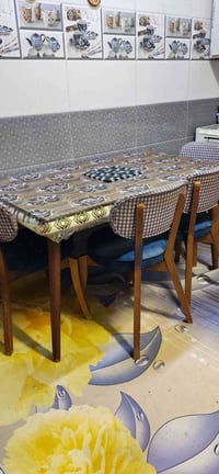 طاولة • ٤ كراسي