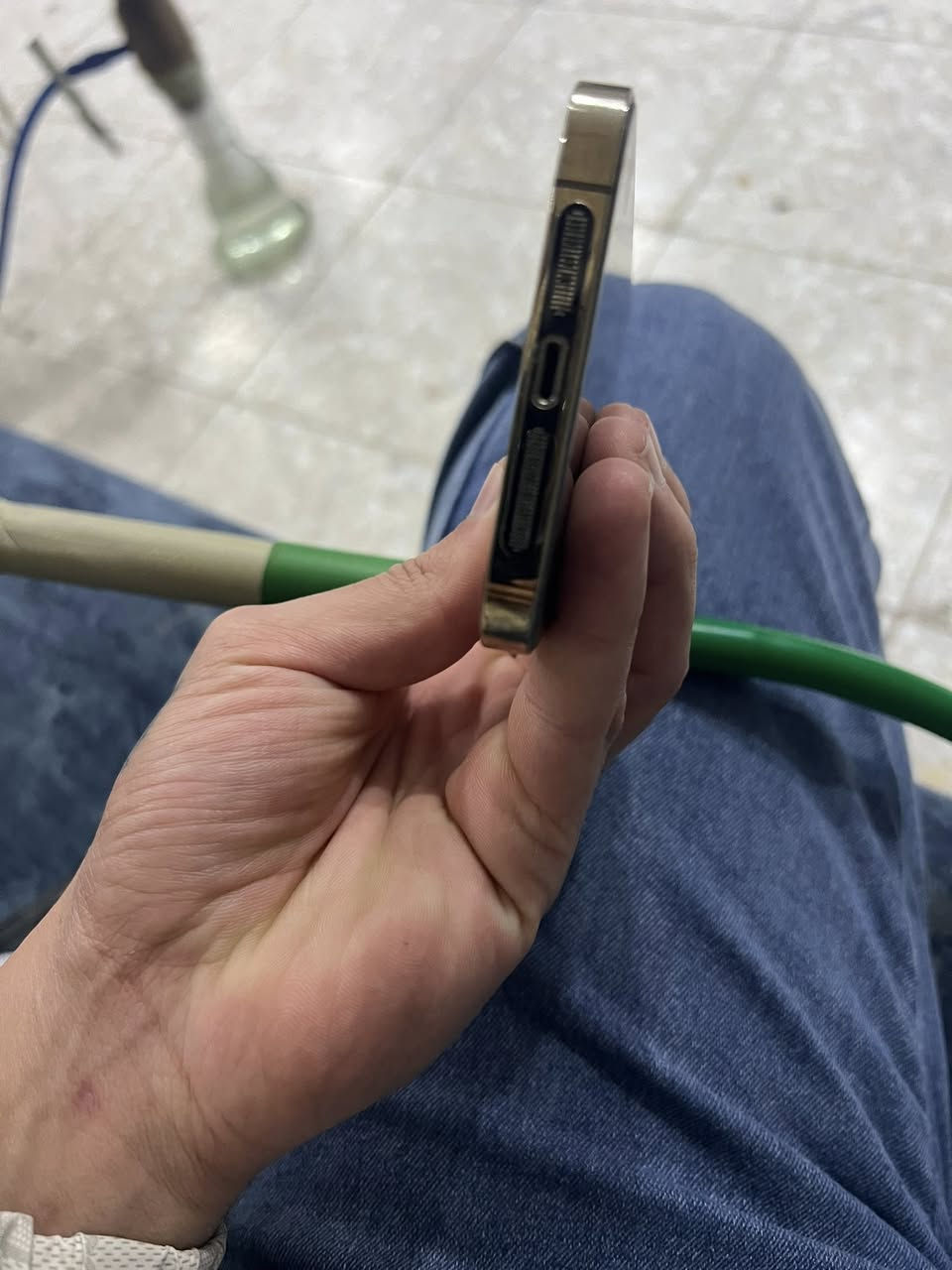 آيفون 13برو ماكس نموذج M الجهاز النضافه مالته100%بطاريه84 ما مرفوعه وتر بروف السعر 750 وبي مجال للشراي الرقم ***********
