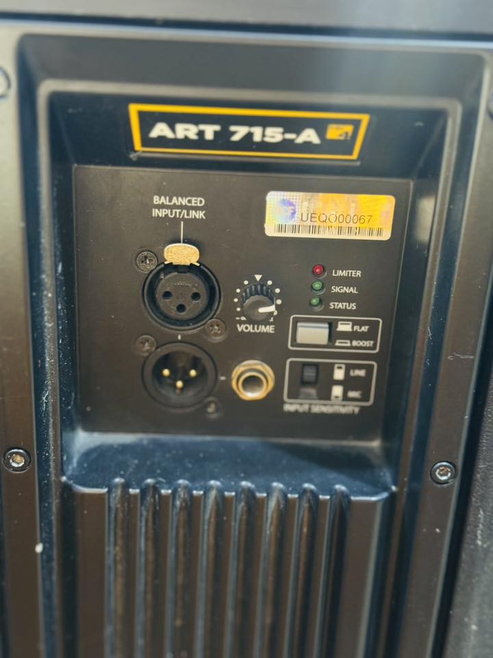 السلام عليكم ..
اعادة نشر بسبب بعض الضروف 

للبيع 

3 أزواج سماعات نوع RCF715  الأصلي 

مدة الاستخدام 3 سنوات 

سعر الزوج 10 أوراق

للتواصل واتساب ***********
